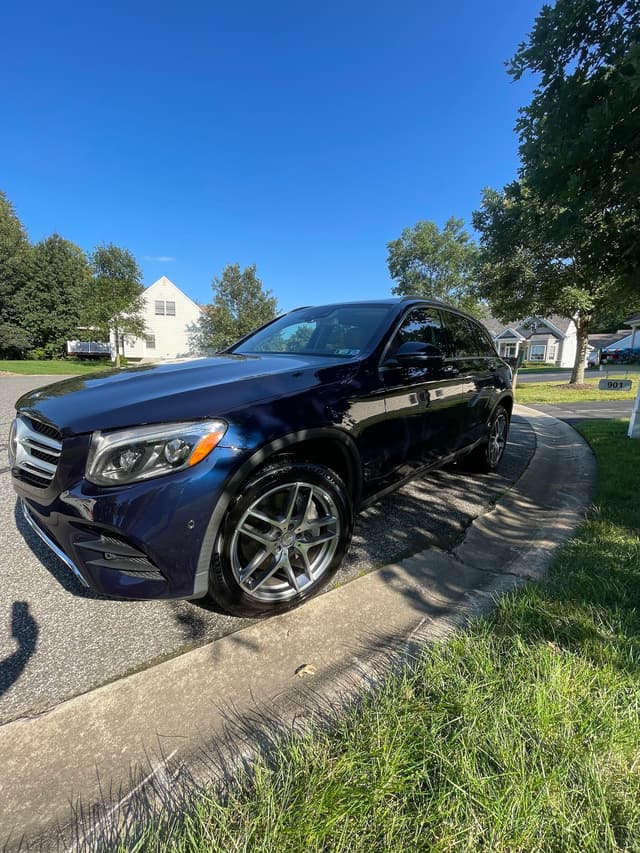 Dark blue Mercedes-Benz SUV with a mirror finish after a Mar's detail